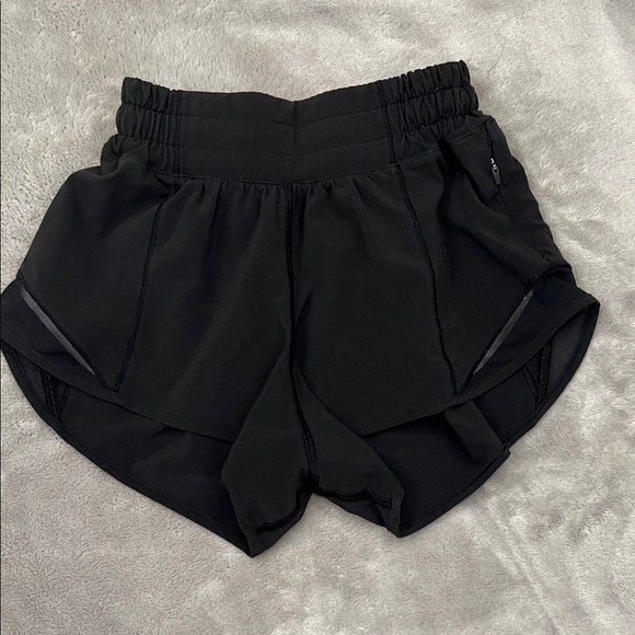 Lululemon Hotty-Hot Low Rise Short 2.5”. Size 0 - Picture 1 of 3